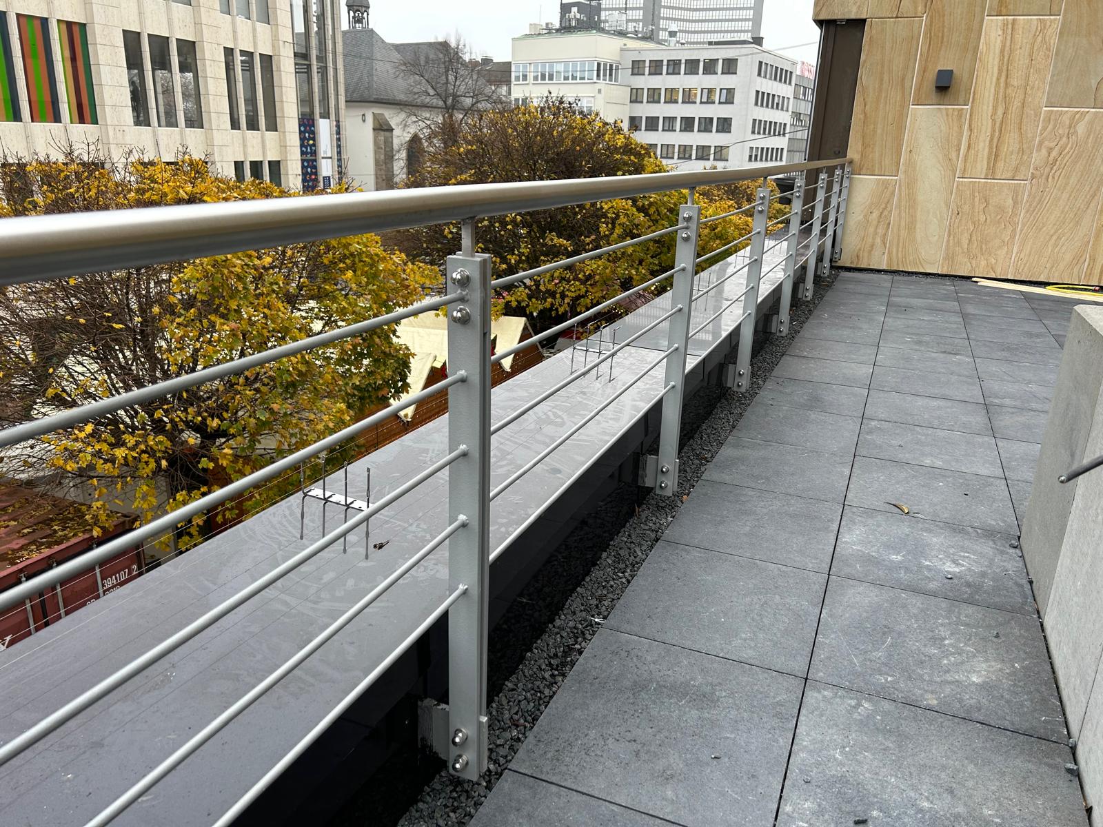 Schwarz Stahl- und Elementebau GmbH, Balkongelaender-Ansicht3